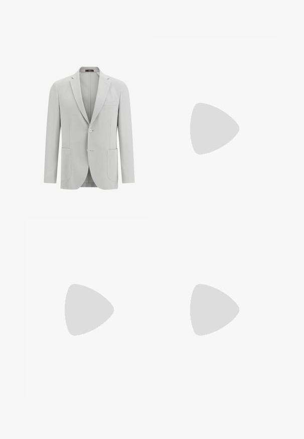 Blazer grigio chiaro con tessuto texturizzato, due tasche frontali, rever a punta e chiusura a due bottoni. Design minimalista, interno non foderato.; Polo shirt nera a maniche corte con scollatura a V, colletto piatto e texture a costine. Il materiale sembra leggero e liscio.; Pantaloni bianchi in tessuto con taglio dritto, dotati di due tasche frontali e chiusura con bottone. Texture liscia e design pulito.; Mocassini beige chiaro con punta affusolata, materiale liscio, una fascia sulla tomaia e una suola bassa marrone. Design semplice con accenti minimi.