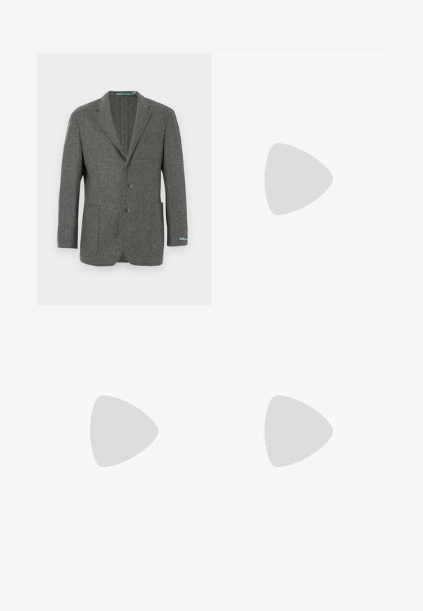 Šedé vlněné sako s klopovým límcem, třemi knoflíky, dvěma předními kapsami a modrou značkovou nášivkou na manžetě. Texturovaný povrch materiálu.; Bílá košile s dlouhým rukávem a knoflíkovým zapínáním vyrobená z bavlny. Má klasický límec, knoflíkové manžety a malé námořnické vyšívané logo na hrudi.; Světle modré slim-fit džíny s mírným vyblednutím na stehnech, zapínání na knoflík vpředu, poutka na opasek a pět kapes na bílém pozadí.; Šedá sportovní bota s svrchní částí z semiše a textilu, bílým logem Nike a bílými tkaničkami. Obsahuje texturovanou gumovou podrážku a polstrovaný límec.