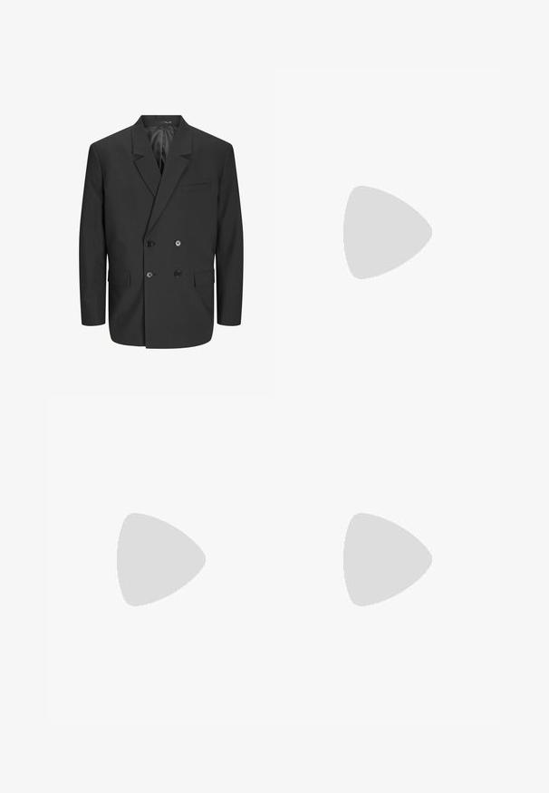 Svart dubbelknäppt kavaj med slagkrage, två framfickor och svarta knappar. Slät tyg med en skräddarsydd passform.; Vit kortärmad t-shirt i mjukt tyg. Har en klassisk rund halsringning och rak skärning, utan synliga mönster eller accenter.; Svarta byxor med rak ben-design, tillverkade av ett mjukt tyg. Har två framfickor och en knäppning i midjan.; Svarta läder loafers med en slät finish, prydda med en dekorativ rem och kontrastsöm, tillsammans med beiga byxor.