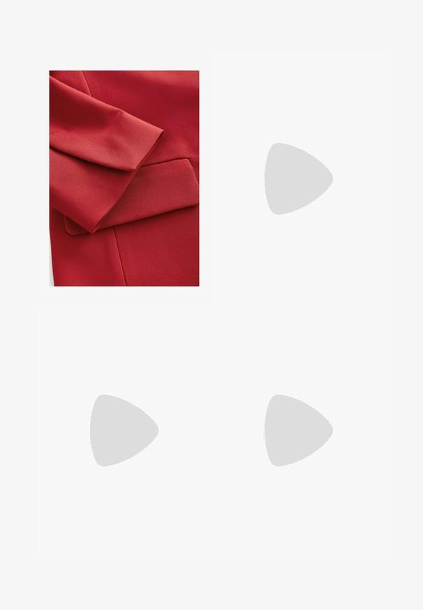 Roter Stoff mit einer strukturierten Oberfläche, einem gefalteten Ärmel und einem kleinen Taschendetail. Saubere Linien und moderne Designelemente sind sichtbar.; Schwarzes ärmelloses Oberteil aus glattem Stoff, mit einem runden Ausschnitt und einer figurbetonten Passform, ohne sichtbare Muster oder Verzierungen.; Schwarze Hose mit geradem Schnitt, ausgestattet mit Fronttaschen und Seitenschlitzen am Saum. Hergestellt aus weichem, glattem Stoff. Geeignet für verschiedene Anlässe.; Tanfarbene Sandale mit quadratischer Zehenpartie, zwei dunkelbraunen Riemen und einer goldenen Schnalle. Verfügt über einen gestapelten Blockabsatz und eine glatte Lederoberfläche.