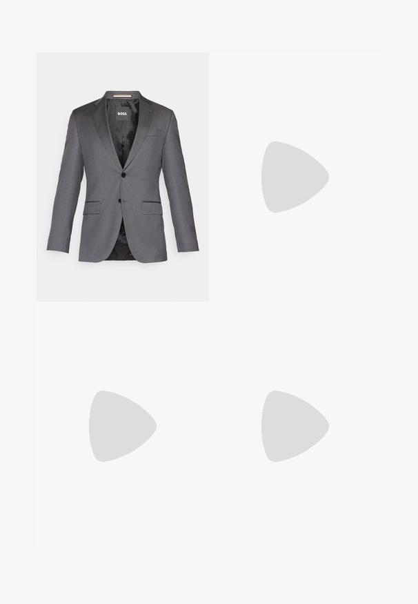 Pelēks piegrieztais žakets ar iegremdētu apkakli, divām priekšējām kabatām, vienu pogu aizdari un melnu oderi ar smalku rakstu.; Baltas un melns garām piedurknēm krekls ar norādītām apkaklēm, priekšējiem pogām un gludu auduma tekstūru. Etiķetes redzamas iekšējā kakla daļā.; Jūras zila bikses, izgatavotas no struktūrvielas, ar taisnām kājām, plakanu priekšpusi un divām sānu kabatām. Nav redzamu rakstu vai akcentu.; Melnas ādas kleitas kurpes ar diviem sprādzēm, elegants siluets un apaļš purngals. Iezīmējas ar zemu papēdi un gludu tekstūru.