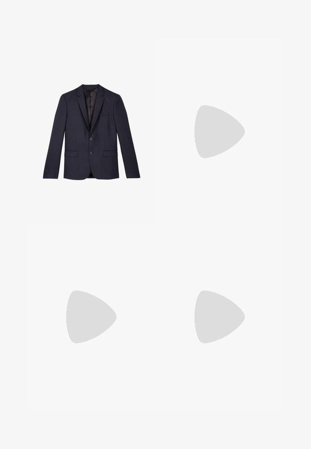 Blazer blu navy realizzato in tessuto texturizzato, dotato di due bottoni, rever a punta e due tasche frontali con una tasca sul petto.; T-shirt oversize nera a maniche corte con scollatura rotonda e etichetta del marchio Filippa K visibile all'interno del colletto.; Pantaloni in cotone neri con un design a gamba dritta, dotati di chiusura frontale con bottone e tasche laterali, texture liscia, senza motivi visibili.; Mocassino da uomo in pelle nera con tacco basso e design classico a striscia, mostrato in profilo laterale su sfondo bianco.