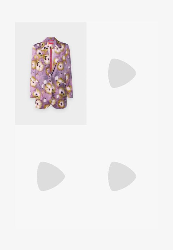 Bedruckte Blazer mit floralen Mustern in Lila-, Gelb- und Weißtönen. Verfügt über zwei frontale Taschen und einen knopflose Verschluss.; Weißes Baumwoll-Top mit Rundhalsausschnitt, ohne Ärmel und figurbetontem Schnitt. Glatte Textur, schlichtes Design und minimale Nähdetails.; Schwarze, hochtaillierte, weit geschnittene Hosen aus glattem Material, mit flacher Vorderseite, Knopfverschluss und ohne sichtbare Taschen.; Beige Wildleder-Ankle-Boot mit Plateausohle, abgerundetem Zehenbereich und abgesteppten Akzenten; verfügt über eine Zuglasche hinten für einfaches An- und Ausziehen.