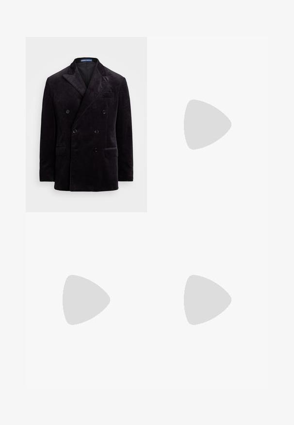 Kaksinkertainen tummasta sametista valmistettu bleiseri, jossa on huippulaput, neljä mustaa nappia ja läppätaskut merkin Polo Ralph Lauren suunnittelema.; Vaaleansininen ja valkoinen raidallinen napillinen paita, jossa on klassinen kaulus, pitkät hihat ja pieni brodeerattu logo rintataskussa.; Navy siniset räätälöidyt housut, joissa on tasainen etu, kaksi etupuolelle ommeltua laskosta ja yksi nappisulku, valmistettu sileästä, teksturoidusta kankaasta.; Beige mokkasiinisaappaat, joissa on ommeltu mokkasiinimalli, liukuva malli ja kumipohja. Varressa on kohokuvioitu logo.