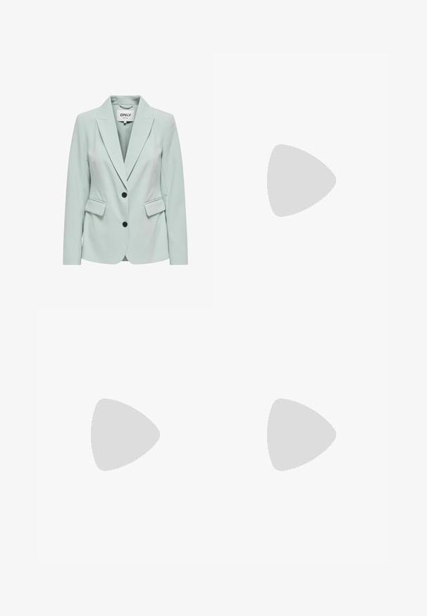 Lys grøn blazer med skræddersyet pasform, enkeltknappet design, klassisk reverskrave, to forreste klaplommer og sorte knapper. Glat tekstur.; Hvid fitted top lavet af ribbet stof med cap sleeves og samlede detaljer i siderne for tekstur og form.; Hvide brede jeans lavet af denim med fem lommer, lynlås og knaplukning. Stof har en subtil tekstur og minimal syning.; Creme og lavendel sneakers med tre striber og en tekstureret brun sål, der har snørebånd og en polstret hæl. Blødt stof øvre.