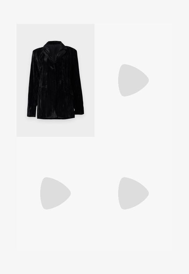 Schwarze Samtjacke mit senkrechtem Streifenmuster, Reverskragen, zwei vorderen Taschen und einem Einzelknopfverschluss. Taillierte Passform.; Langärmliges, transparenter grauer Oberteil mit rundem Ausschnitt, ausgestattet mit schwarzen Steinen entlang des Kragens und der Schultern, glatte Textur.; Schwarze weite Hosen mit einem glatten Bund und einem eleganten, taillierten Design. Aus leichtem Stoff mit einer fließenden Textur gefertigt.; Schwarze Leder-Ballettschuhe mit abgerundeter Spitze, glatter Textur, minimalen Nähdetails und einem flexiblen Sohlen-Design.; Schwarze Lederhandtasche mit geschwungener Form, die ein dekoratives Design auf der Vorderseite, einen kurzen Trageriemen und Akzente in goldfarbener Hardware aufweist.