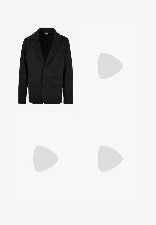 Urban Classics Blézerkabát - black; Fehér pamut póló rövid ujjal, kerek nyakú, laza szabású, és nincsenek látható logók vagy minták. Simább textúra és minimalista dizájn.; Sötétzöld, bordázott rövidnadrág elasztikus derékkal és fűzővel. A laza szabás fokozza a kényelmet és a mozgékonyságot.; Fehér bőr felsőrészes sportcipő, szürke velúrból készült orral és három fekete csíkkal. Jellemzője a kék logó a nyelvén és egy texturált gumitalp.
