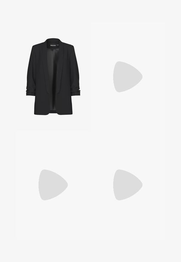 Musta bleiseri, jossa on shaalikaulus, avoin etuosa ja käärittävät hihat. Sileä kangas kiiltävällä pinnalla, ei näkyviä kiinnittimiä tai yksityiskohtia.; Valkoinen ribbattu hihaton toppi, jossa on pyöreä pääntie ja lyhyt malli. Tunnuslukuna lukee "JJXX". Sujuva kangas.; Mustat, leveälahkeiset housut, joissa on joustava vyötärö, valmistettu sileästä kankaasta. Ominaisuuksia ovat puhdas muotoilu ilman taskuja tai näkyviä ompelusaumoja.; Mustat ja harmaat mokkakenkä, jossa on suuri kermanvärinen "N"-logo, violetit nauhat ja teksturoitu kumipohja.
