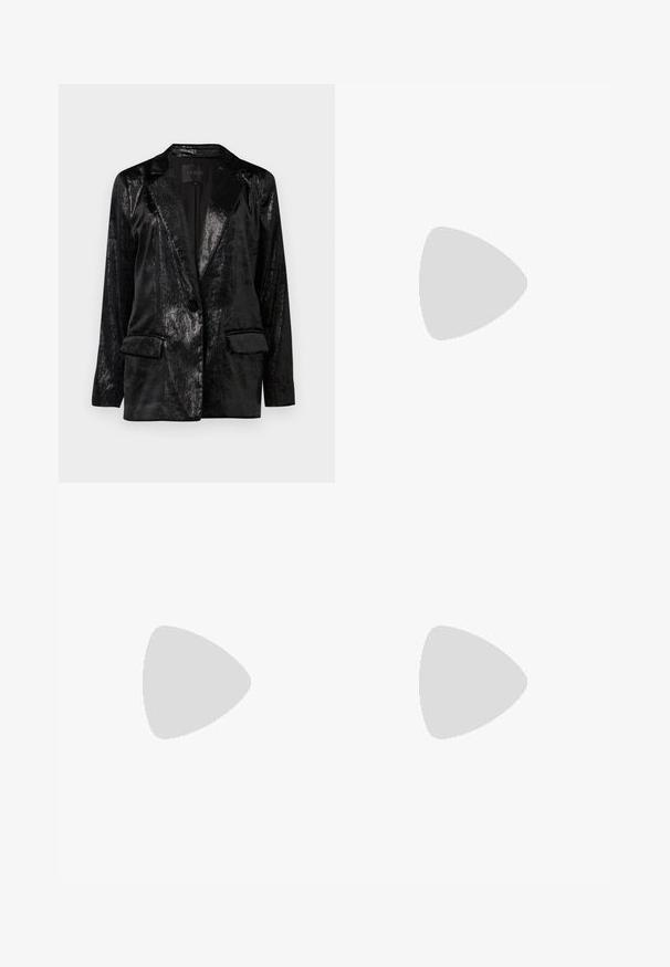 Schwarze Blazer mit glänzender, strukturiertem Finish. Mit einem Reverskragen, einem einzelnen Knopfverschluss und zwei Fronttaschen.; Weißes Baumwoll-T-Shirt mit kurzen Ärmeln, Rundhalsausschnitt und lockerer Passform. Glatte Textur, keine Muster oder Akzente, minimalistisches Design.; Schwarze, plissierte, weite Hosen mit einem elastischen Bund. Der Stoff hat vertikale Falten und eine glatte Textur.; Schwarze Leder-Sandale mit Blockabsatz und einem breiten Riemen über dem Zeh sowie einem verstellbaren Knöchelriemen, die ein schlankes, minimalistisches Design aufweist.
