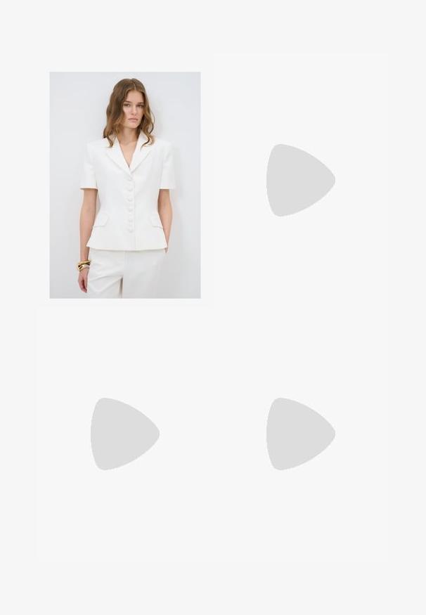 adL Blazer - white; Top nero a maniche corte realizzato in tessuto liscio; presenta un colletto drappeggiato e un orlo asimmetrico, con una vestibilità aderente.; Pantaloni culotte neri in poliestere con una cintura elastica, due pieghe frontali e una silhouette ampia. Nessun motivo visibile o dettagli in metallo.; Bershka Sandali con tacco - black