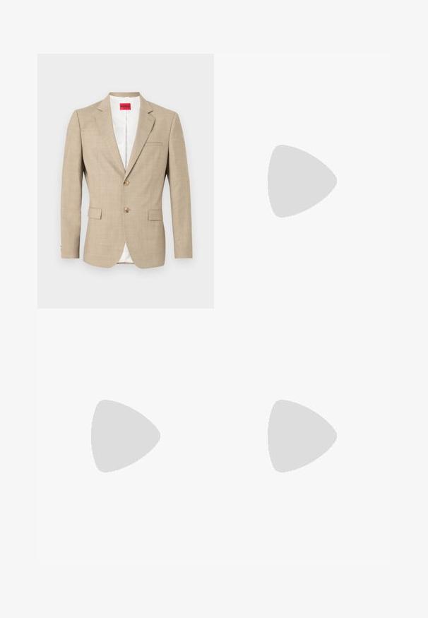 Blazer beige hecho de tejido texturizado, de un solo botón con dos botones, dos bolsillos frontales y un forro blanco. Presenta solapas clásicas.; Camiseta de algodón blanca con cuello redondo, mangas cortas y puños enrollados; diseño sin adornos, textura suave y corte recto.; Jeans de mezclilla azul claro con un diseño de pierna recta, cinco bolsillos, cierre de botón, ligeramente desgastados y detalles de costura en contraste.; Zapatilla blanca con parte superior de cuero liso y perfil bajo. Presenta una puntera redondeada, seis ojales y una suela de goma texturizada.