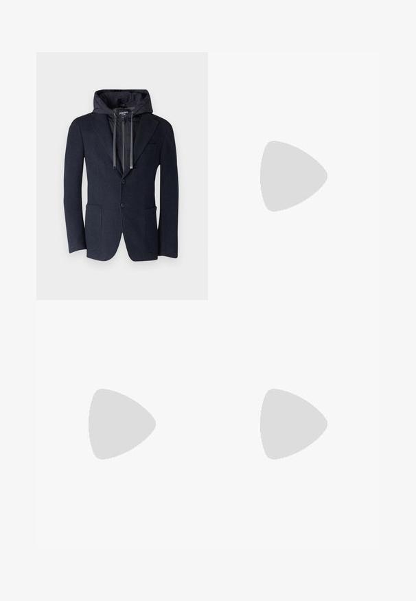 JOOP! Jeans HOODNEY granatowy; BOSS - T-shirt basic; Beżowe spodnie w kant o wysokim stanie, z zakładkami i prostym krojem nogawki. Wykonane z gładkiego materiału, z bocznymi kieszeniami i starannym wykończeniem.; Białe sneakersy z gładką skórzaną cholewką, okrągłym noskiem i płaską podeszwą. Czarny akcent na pięcie, z tonowymi sznurowadłami i minimalnym brandingiem.