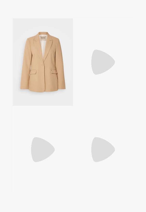 Beige blézer strukturált kialakítással, egy gombos záródással, két elülső zsebbel és sima felülettel. Bélelt belső tér extra kényelmet biztosít.; Beige gombos ing, galléros nyakkivágással, két mellzsebbel és hosszú ujjakkal. Simább anyagból készült, finom textúrával.; Beige széles lábú nadrág, strukturált anyagból készült, letisztult designnal, benne vasalt hajtásokkal és lapos derékpánttal.; Fekete bőr magassarkú cipő hegyes orral és alacsony tömb sarkal. Bokapánttal rendelkezik, aranyszínű csattal. Simább textúra.