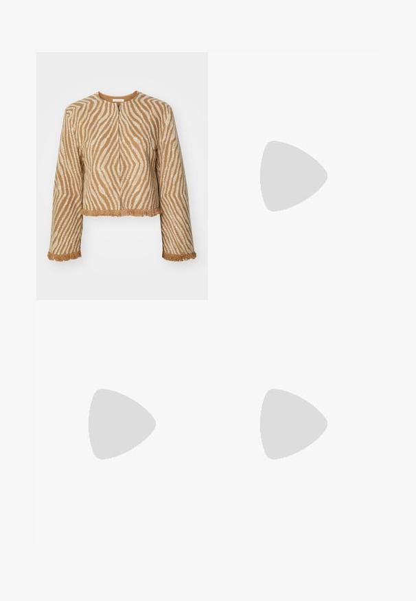 By Malene Birger AKELLO - Blazer - beige; By Malene Birger MIA - Top - black; Filippa K Wide leg - ecru wash; MM6 Maison Margiela COURT - Højhælede pumps - black