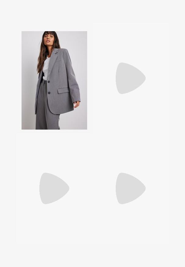 Blazer grigio su misura con vestibilità rilassata, rever affilati, due tasche frontali e due bottoni neri. Indossato sopra un top bianco.; Top bianco aderente realizzato in tessuto a coste, con maniche a farfalla e dettagli arricciati sui lati per texture e forma.; Pantaloni bianchi a gamba larga realizzati in tessuto leggero, dotati di una vita elastica e di un cordino per una vestibilità regolabile. Texture liscia.; Stivali neri alla caviglia con una finitura lucida, punta quadrata, tacco a blocco e pannello elastico laterale. Abbinati a pantaloni neri a sigaretta.; Borsa a tracolla in pelle nera con due manici lunghi, una texture liscia e una forma strutturata. Presenta una tasca frontale per ulteriore spazio di archiviazione.