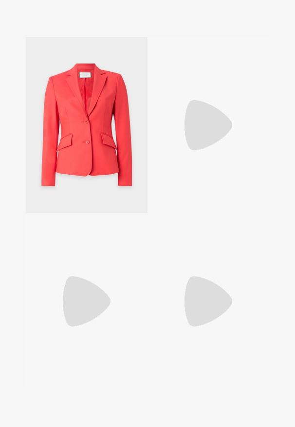 Blazer corallo realizzato in tessuto morbido, con revers a punte, due bottoni e due tasche frontali con pattine oblique.; Top in cotone bianco a spalla larga con spalline sottili. Tessuto liscio senza motivi visibili o decorazioni.; Jeans neri a gamba larga in denim, caratterizzati da una chiusura frontale con bottone, passanti per cintura e cinque tasche, con una texture leggermente sbiadita.; Sneaker bianca in pelle con finitura liscia, dettagli in suede beige, punta rotonda, design con stringhe piatte e suola in gomma testurizzata.
