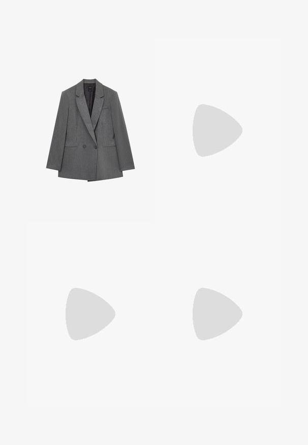 Blazer gris à rayures, avec un avant croisé, des revers crantés, deux poches avant et une doublure noire. Il présente des épaules structurées et une coupe ajustée.; T-shirt blanc à manches courtes en tissu lisse, avec un col rond et de subtils détails de couture à l'ourlet.; Jeans large en denim bleu clair, dotés d'une taille haute, de poches avant et d'une fermeture à bouton. Texture lisse avec des zones décolorées.; B baskets blanches avec une tige en mesh, des accents bleu marine et une semelle rembourrée. Présente le logo "N", des lacets et un détail texturé sur le côté.