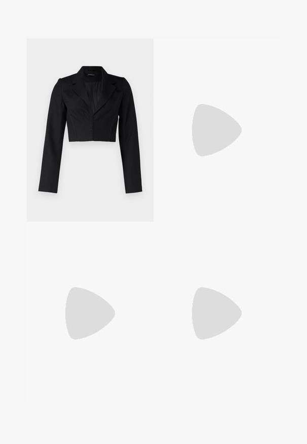 Svart cropped blazer med lange ermer, skarpe klaffer og subtile stikninger på forsiden. Laget av et glatt, ensfarget stoff.; Svart bodycon-kjole med firkantet utringning, korte ermer og ribbet tekstur. To variasjoner: lys svart og dypere svarte nyanser vist.; Sølv høyhælte sandaler med et glitrende stroppdesign, som har en perle-lignende akcent og en spiralformet ankelstropp for sikker passform.; Sølv metal hjerteformet håndveske med doble håndtak, kjedehank og jevn tekstur. Har metallhardware og sømmede kanter.