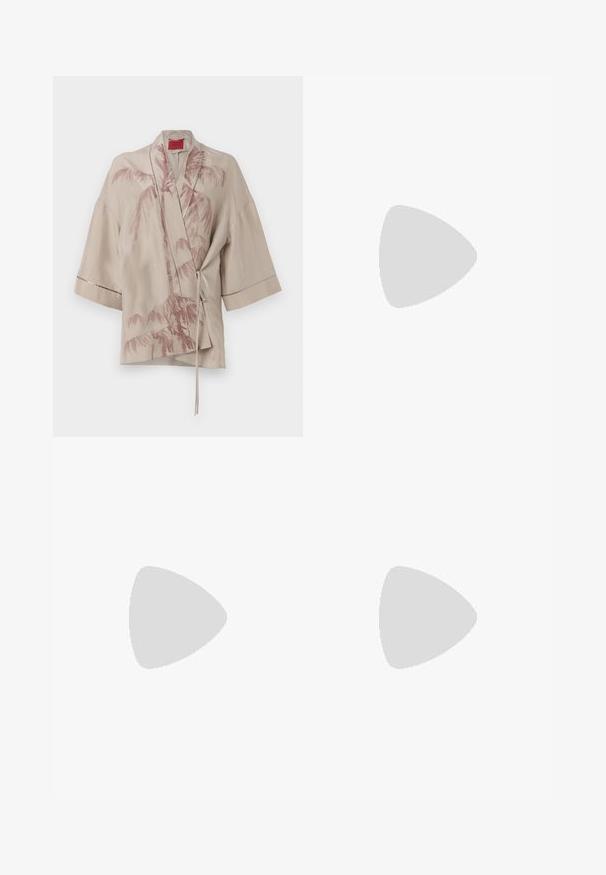 Bež kimono stil wrap top od lagane tkanine, s printom ružičastih palmi i vezanjem u struku, s širokim rukavima.; Tamno plavi pulover s okruglim izrezom, dugim raglan rukavima, rebrastim manžetama i ravnim donjim rubom. Izrađen od mekog, teksturiranog pletenog materijala.; Crne široke hlače s glatkom teksturom, s visokim strukom i središnjim pregibima. Nema vidljivih uzoraka ili hardverskih detalja.; Crne kožne cipele s remenom oko pete, s izduženim vrhom, dekorativnim trakama s metalnim rupama i niskom blok petom. Teksturirana površina.