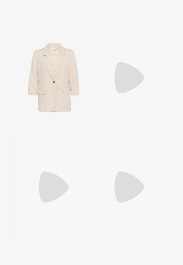 Lys beige linned blazer med slagkrave, enkelt knaplukning og rynkede 3/4-ærmer. Har to frontlommer.; Hvid fitted top lavet af ribbet stof med cap sleeves og samlede detaljer i siderne for tekstur og form.; Bredbenede bukser i en lys cremefarve. Fremstillet af et glat stof med plisseringer foran og sidelommer.; Beige hælede sandaler med slanke, krydsende stropper, åben tå og en kvadratisk blokhæle. Glat lakeret finish, justerbar ankelrem.