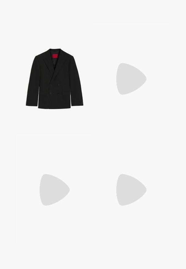 Schwarzer, doppelt geknöpfter Blazer aus glattem Stoff, mit schmalen Revers, zwei Vordertaschen und schwarzen Knopfakzenten. Helles rotes Etikett innen.; Weißes Herrenhemd aus glattem Stoff mit klassischem Kragen, langen Ärmeln und abgerundetem Saum. Mit eleganten beigen Knöpfen an der Vorderseite.; Nachtschwarze Hose mit tailliertem Schnitt, die eine glatte Textur, scharfe Falten und ein flaches Frontdesign aufweist. Verdeckter Reißverschluss.; Schwarze Leder-Oxfords mit glatter Oberfläche, Schnürdesign, runder Zehenform und dezenten Nähdetails. Mit einer schwarzen Gummisohle.