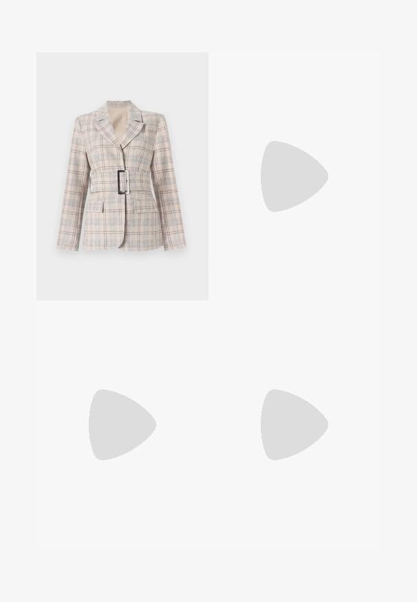 Beige plaid blazer med en figursyet talje, stort sort bæltespænde, klapveder og to forlommer. Tekstureret stof med blå detaljer.; Sort kortærmet top lavet af strækbart stof, med et tætsiddende design og samling detaljer på siderne. Glat tekstur, klassisk form.; Sorte bukser med lige pasform, der har frontlommer og slidser i kanten. Lavet af blødt, glat stof. Velegnet til forskellige anledninger.; Sorte patentlæder højhælede sko med to spænder, firkantet tå og tykk blokhæl. Glat tekstur med en blank overflade.; Sort læder hobo taske med en glat overflade, buet form og en enkelt justerbar rem; har en bred åbning øverst.