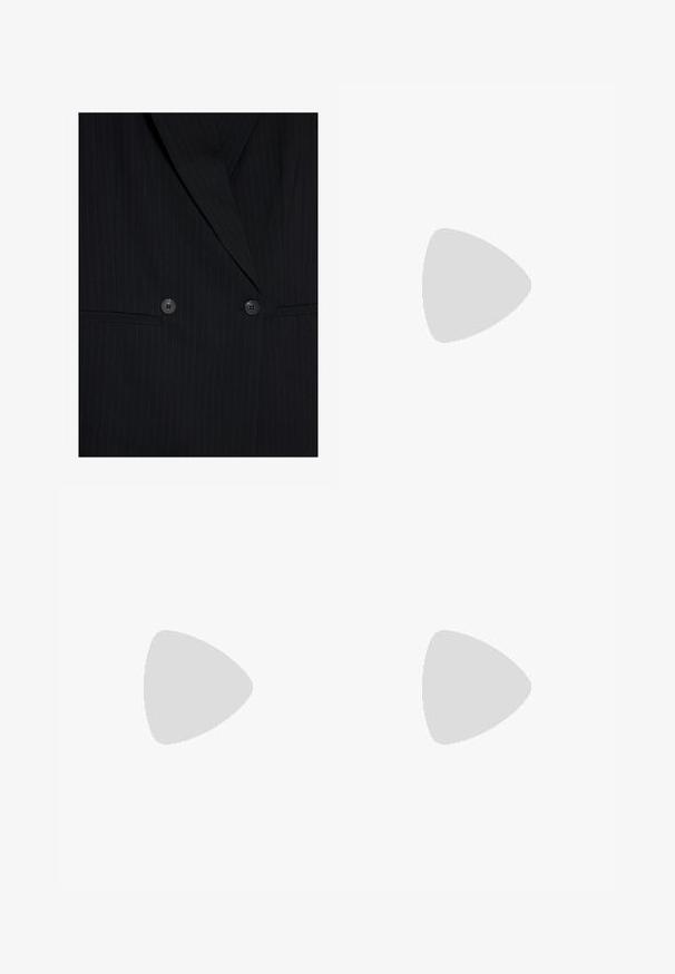 Blazer nero a righe con ampi rever, design doppiopetto, due bottoni e due tasche frontali orizzontali.; T-shirt bianco a maniche corte realizzato in cotone. Presenta un collo tondo e una vestibilità rilassata. Texture liscia senza motivi o dettagli visibili.; Jeans a gamba larga blu scuro realizzati in denim con cuciture contrastanti color caramello, due tasche posteriori e chiusura con bottone in vita.; Stivale alla caviglia bordeaux lucido con un tacco spesso nero, caratterizzato da una superficie liscia e un design semplice. Nessuna chiusura visibile o motivo.