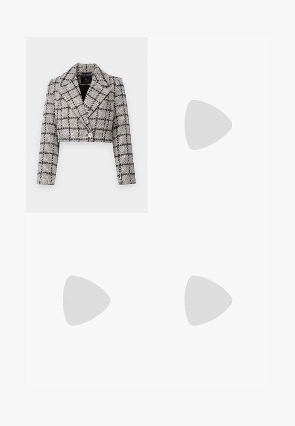 Kuttet tweedjakke i grått og svart med rutete mønster, dobbeltspent design, store łapper og to frontknapper.; Svart kortermet t-skjorte laget av bomull. Har et hvitt grafisk trykk med teksten "KARL" og en stilisert figur på brystet. Rund hals.; Sorte fake skinnbukser med krokodillemønster, slim fit, design med rette ben, med knappelukking foran og standard liv.; Sorte lærbådsko med rund tå, snøring foran, metaløjer og flad sål. Har en lille lap bagpå.
