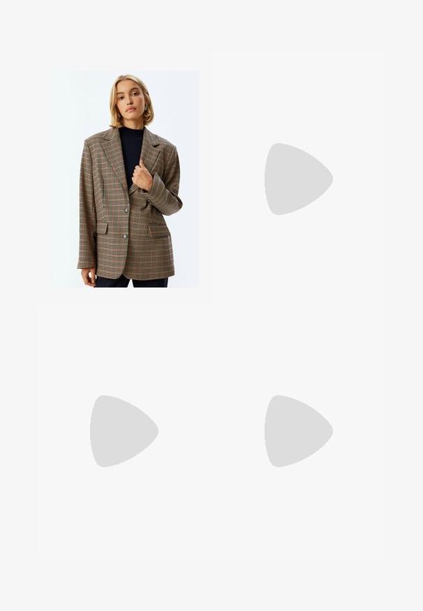 Karierter Blazer in Beige-, Braun- und Rosttönen. Mit Reverskragen, zwei Vorderaschen und zwei Knöpfen sowie einer lockeren Passform.; Schwarzes Kurzarm-T-Shirt aus weichem Stoff, mit Rundhalsausschnitt und lockerer Passform, glatter Textur und ohne Muster.; Schwarze Schlagjeans aus Denim mit glatter Textur, ausgestattet mit zwei Gesäßtaschen und einem Knopfverschluss an der Taille.; Schwarze patentierte Sandalen mit Absatz, quadratischer Spitze, Knöchelriemen und silbernen Schnallen. Mit einem stabilen Blockabsatz für mehr Stabilität.