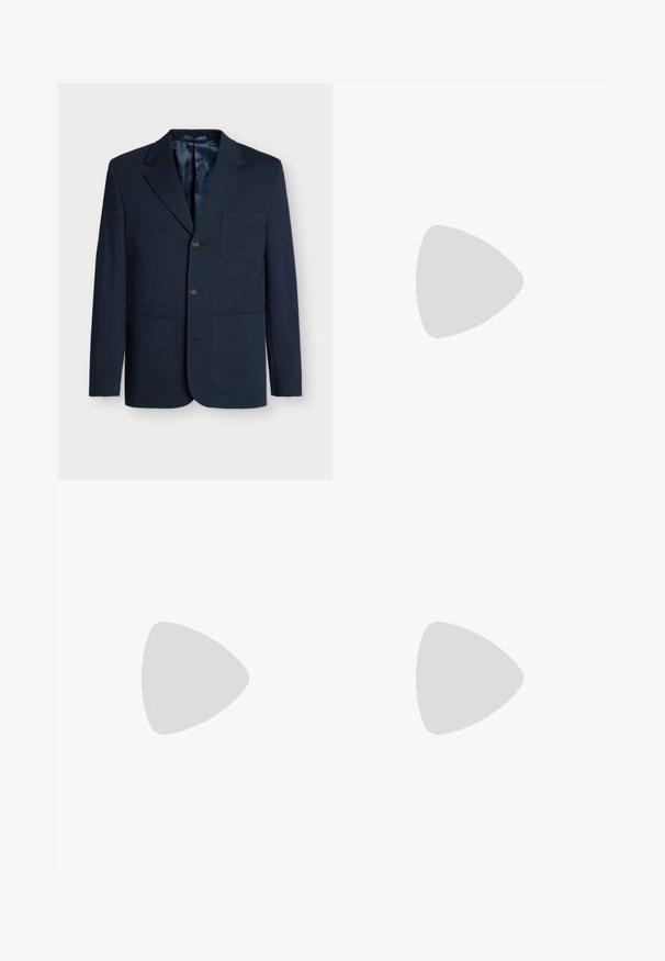 Navyblauwe blazer van textuurstof, met een notch-kraag, drie bruine knopen en twee voorzakken. Glad binnenvoering.; Marineblauwe langarm overhemd met knopen, gemaakt van een gladde stof. Heeft een klassieke kraag, een voorflap met bijpassende knopen en manchetten met knopen.; Zwarte geklede broek van gladde stof, met een slim fit ontwerp, twee plooien aan de voorkant en een vlakke tailleband zonder zichtbare beslag.; Zwarte leren instappers met een gladde afwerking, ronde neus en een kleine decoratieve flap. Heeft een lage gestapelde hak en een subtiel merkteken.