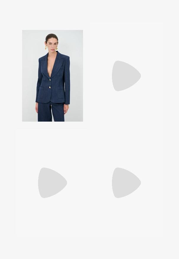 Blazer aderente blu navy in tessuto testurizzato, con profondo scollo a V, due ampie tasche frontali e bottoni dorati.; Top bianco aderente realizzato in tessuto a coste, con maniche a farfalla e dettagli arricciati sui lati per texture e forma.; Bershka WIDE - Pantaloni - black; Bershka Sandali con tacco - black; Borsa a spalla in vernice nera con forma curvata, una tracolla, tasche frontali e dettagli in metallo argentato.