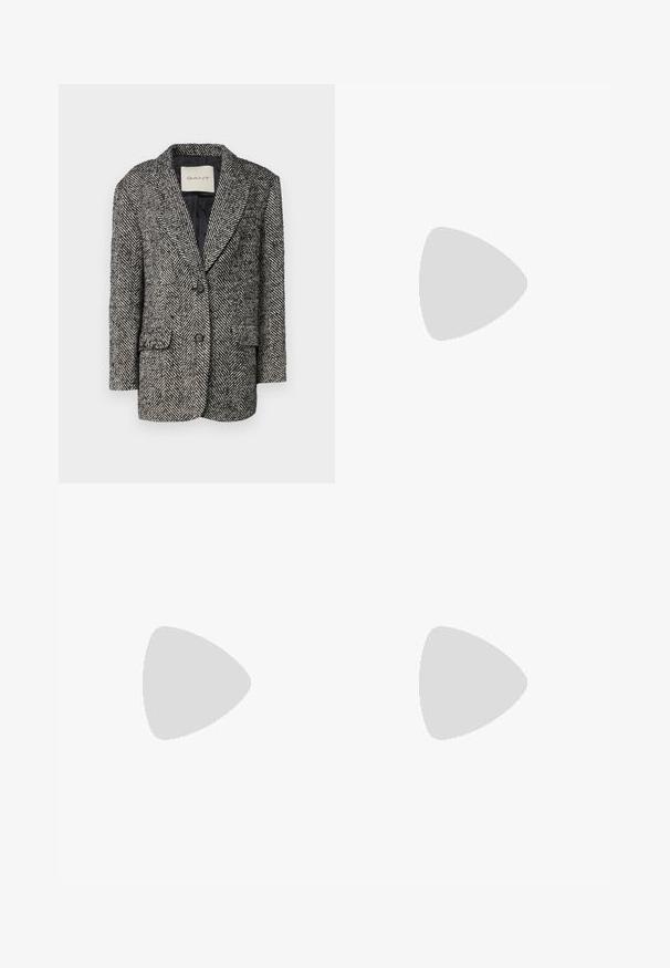 Blazer à motif chevron gris et blanc avec des revers en V, deux poches avant et deux boutons, dotée d'une doublure noire.; Haut noir à manches courtes avec col roulé, fabriqué en tissu léger à la texture lisse et à la coupe ajustée, présentant un col montant.; Pantalons larges beiges avec une texture lisse, dotés d'une taille haute et de deux poches avant. Design épuré avec une coupe ajustée.; Pompe à talon haut en cuir noir avec un bout pointu et une texture lisse, présentant un talon élancé et un design minimaliste.