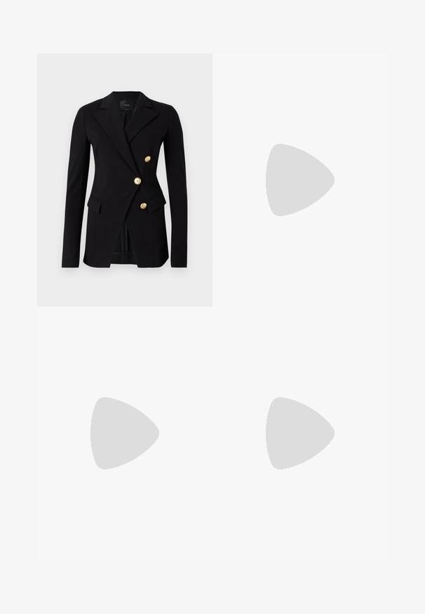 Fekete blézer sima anyagból, testhezálló fazonnal, dupla gombolású kialakítással és aranyszínű gombokkal. Oldalsó zsebekkel rendelkezik.; Fekete pamut póló kerek nyakkivágással, rövid ujjakkal és hímzett logóval a mellkasán. Egyszerű, laza szabás, minta nélkül.; Világoskék, trapéz fazonú farmernadrág, magas derékkal, elülső zsebekkel és nyers szegéllyel a szárakon, amely laza megjelenést kölcsönöz.; Fekete bőr slingback magassarkúk, hegyes orral, vékony sarkakkal és arany színű részlettel a állítható pánton. Simа felület.