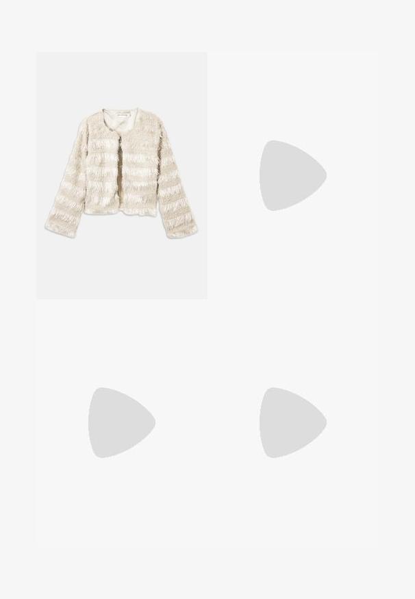 Cremefarbener, gekürzter Kunstpelzmantel mit langen Ärmeln und horizontalen strukturierten Streifen, offener Vorderseite und rundem Ausschnitt.; Beige Langarmhemd mit großem spitzen Kragen, Knopfleiste und breiten Ärmelbündchen. Hergestellt aus einem glatten, leichten Stoff.; Schwarze Lederhosen mit glatter Textur, weitem Bein, Frontknopfverschluss und dezenten Nähdetails.; Person in schwarzen Lederhosen und beigen High Heels mit Schlangenleder-Muster, sitzt auf einem beigen Sitzplatz drinnen.; Schwarze rechteckige Sonnenbrille mit braunen Gläsern, die einen goldenen Akzent am Bügel aufweist. Aus glattem Kunststoffmaterial und mit breitem Rahmendesign.