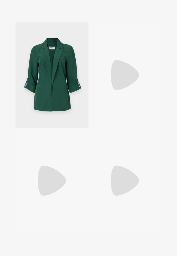 Zeleni sako s ovratnikom, prednjim džepovima i podvrnutim rukavima. Izrađen od glatkog materijala s strukturiranim dizajnom.; Bijela majica kratkih rukava od pamuka. Ima okrugli izrez i opušteni kroj. Glatka tekstura bez vidljivih uzoraka ili naglasaka.; Bijele hlače širokih nogavica napravljene od lagane tkanine. Imaju elastičan pojas s ušicom i bočne džepove. Glatka tekstura.; Bijela sandala na visokoj potpetici s debelim petom, s remenom i vezanjem oko gležnja. Glatka tekstura s platformom sprijeda za dodatnu visinu.