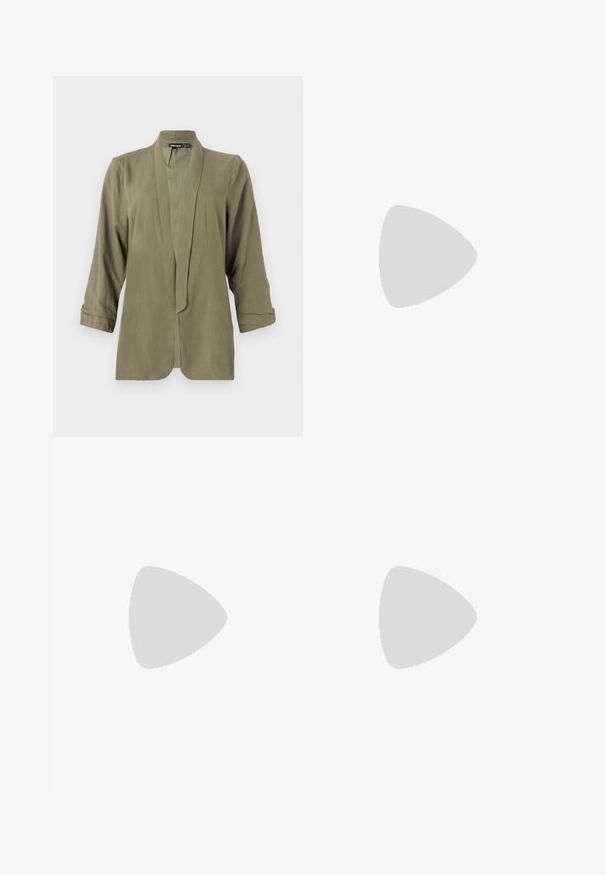 Olivgrön lättviktsblazer, öppen frontdesign, trekvartsärmar, mjuk textur, med veck fram, utan knäppningar eller mönster.; Rakt skuren vit t-shirt med kort ärm och rund Halsringning, visad på en vit bakgrund.; Svarta byxor med rak passform, utrustade med framfickor och sidoklyvningar vid fållen. Tillverkade av mjukt, slätt tyg. Lämpliga för olika tillfällen.; Svart läderpumps med spetsig tå, ankelrem och kraftig klack. Slät textur, stilren design och minimalistisk estetik.