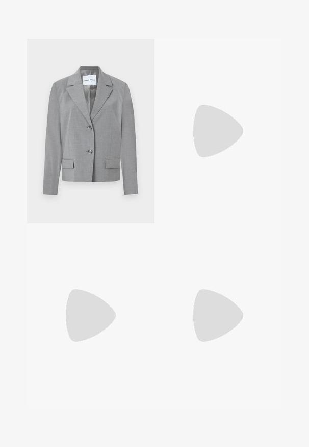 Sivý prispôsobený blazer s klopovým golierom, zapínaním na dva gombíky a dvoma prednými vreckami s hladkou textúrou. Podšité vnútro.; Biele tielko, rebrový textúra, okrúhly výstrih, bezrukávový dizajn, priliehavý strih, diskrétne logo na štítku vo vnútri oblasti goliera.; Tmavé denimové džínsy s širokým strihom, s vysokým pásom, piatimi vreckami a jemným žmurkaním na prednej strane.; Športové topánky s bielym koženým zvrškom, šedou semišovou špičkou a tromi čiernymi pruhmi. Obsahujú modré logo na jazyku a štruktúrovanú gumovú podrážku.