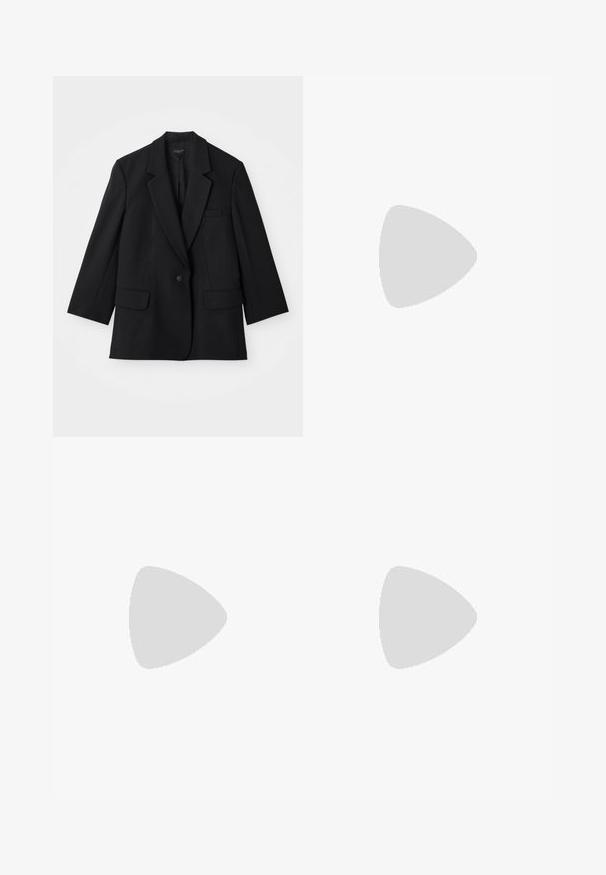 Svart kavaj med enstaka knappstängning, nålkragar och två framfickor. Har en skräddarsydd form och tygtextur.; Vit bomull t-shirt med kort ärm, rund halsringning, avslappnad passform och söm i nederkant. Etikett synlig på insidan av halsen.; Vita vida-byxor gjorda av bomull med en slät textur. Har en framknapp, gylf med dragkedja och fyra fickor.; Nude lackläder slingback-häl med spetsig tå, öppen vamp och en tunn stilettklack. Har en cirkulär guldaccents på remmen.