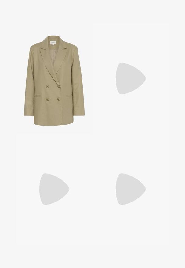 Blazer beige doppiopetto realizzato in tessuto texturizzato. Presenta colletto a punte, due tasche frontali e chiusura con bottoni.; T-shirt in cotone nero con maniche corte, colletto a girocollo e piccolo logo bianco "Calvin Klein" sul petto. Texture liscia, vestibilità classica.; Pantaloni bianchi in cotone con design a gamba dritta, caratterizzati da una vita a media altezza e senza hardware o motivi visibili. Tessuto liscio su tutta la superficie.; Mocassini in pelle nera con punta arrotondata, suola spessa e testurizzata, e minime cuciture. Design elegante senza lacci o parti metalliche visibili.; Borsa in pelle blu dalla forma arrotondata, con una sola tracolla, chiusura con zip e nome del marchio in rilievo sulla parte anteriore. Texture liscia.