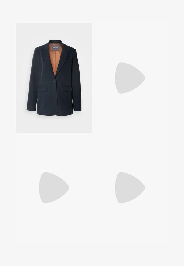 Mos Mosh SALLIE - Suknjič - salute navy; Črn brez rokavov crop top, izdelan iz gladkega materiala, z okroglim izrezom in čistim, preprostim dizajnom brez vzorcev ali dodatkov.; Črne hlače ravnega kroja z naglavnimi žepi in stranskimi razporki na robu. Narejene iz mehke, gladke tkanine. Primerne za različne priložnosti.; Svijetloružičaste slingback balerinke s šiljastim nožnim prstima, napravljene od glatkog materijala nalik koži. Imaju izrezane detalje sa strane i ravne pete.