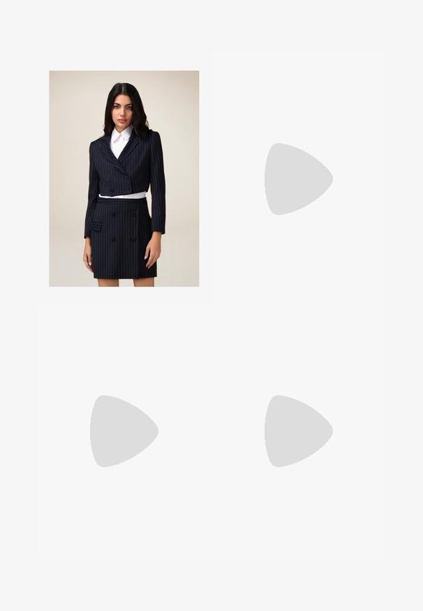 Blazer a righe blu navy con design corto e bottoni doppi, abbinato a una gonna coordinata con due tasche frontali.; T-shirt bianco a maniche corte realizzato in cotone. Presenta un collo tondo e una vestibilità rilassata. Texture liscia senza motivi o dettagli visibili.; Jeans in denim a gamba larga di blu medio, con vita alta, chiusura con bottone e dettagli delle cuciture verticali a contrasto lungo la parte anteriore.; Infradito con suola in gomma color talpa, progettate con tre cinturini in pelle bianca sovrapposti e un piccolo dettaglio a fiocco al centro.; Stradivarius RETRO - Occhiali da sole - light blue