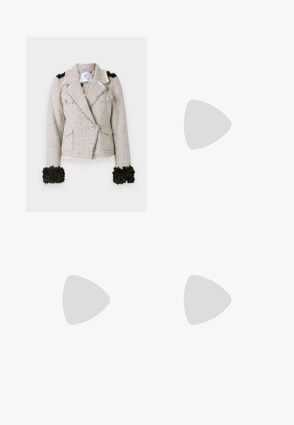 Chaqueta de tweed en un beige claro con un acabado texturizado, bordes deshilachados, dos botones y acentos florales negros en los puños.; Top negro sin mangas de algodón, con escote barco y un pequeño logo triangular de cristal en el pecho. Textura suave.; Pantalones negros con un diseño a medida, que presentan una cintura alta, pliegues y un corte recto. Fabricados en tejido suave de color sólido.; Las sandalias negras de tacón alto presentan finas correas con un diseño anudado, una punta cuadrada suave y un elegante tacón de aguja.; Bolso de mano metálico gris claro con una cadena como asa, adornado con pequeños remaches metálicos circulares y un logotipo de marca en forma triangular.; Aros de plata en forma de aro con un acabado liso y brillante. Diseño redondeado y ligero, con cierre de tipo post-back.