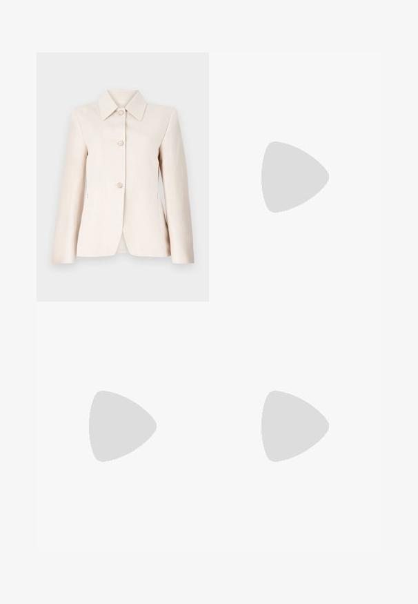 Vaalean beige bleiseri, jossa on uurrettu kaulus, viisi etunappia ja sileä pinta. Muotoiltu istuvuus, pitkät hihat ja sivutaskut.; Beige neulottu neuletakki V-kaula-aukkolla, kolmella isolla napilla, pitkät hihat, resorit hihansuissa ja helmassa sekä kaksi etutaskua.; Laivastonsininen pitkähihaisempi paita, jossa on vaaleanpunaisia vaakaraitoja, röyhelökaulus ja etupuolella kolme napinläpeä; valmistettu pehmeästä ja joustavasta materiaalista.; Valkoiset, korkeavyötäröiset ja leveälahkeiset farkut, jotka on valmistettu denimkankaasta. Ominaisuuksiin kuuluu napp closure, kaksi etutaskua ja sivusaumojen ompeluyksityiskohdat.; Ballet flatti tumman burgundin värisessä nahassa, jossa on pyöreä kärki, venytettävä reuna ja sileä pinta, jossa on hienovaraisia laskosyksityiskohtia.