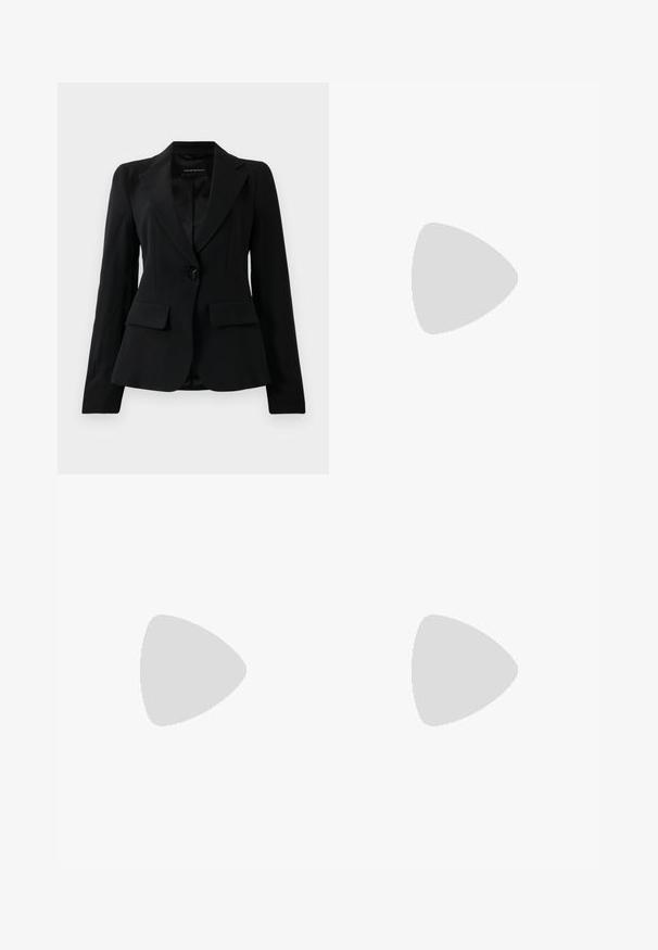 Blazer nero su misura con rever a punta, chiusura con un bottone nero singolo e due tasche anteriori a pattina, esposto su uno sfondo bianco semplice.; T-shirt bianca a maniche corte realizzata in tessuto a costine. Collo rotondo, vestibilità regolare e dettagli di cucitura sottili. Senza motivi o grafiche.; Pantaloni neri in finta pelle con taglio wide-leg, dotati di cuciture bianche, tasche anteriori e un bottone dorato in vita.; Stivale alla caviglia in pelle nera con dettagli in occhietti argento, punta appuntita e tacco a blocco. Design elegante con una texture liscia.