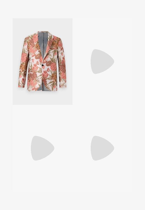 Blomstret blazer med en lys baggrund, prydet med lyserøde, orange og grønne blomstrende blomster. Fremstillet af struktureret stof med en enkelt knap.; Sæt af fem t-shirts i sort, hvid og marineblå. 100% bomuldsstof, korte ærmer, rund halsudskæring og ensartet overflade uden mønstre.; Sorte bukser med et blomstermønster i dyb rød, med en glat tekstur og skræddersyet pasform. Standard talje og lige ben-design.; Sorte læder loafers med en glat finish, rund tå og en lille dekorativ flap. Har en lav stablet hæl og en subtil brandingdetalje.
