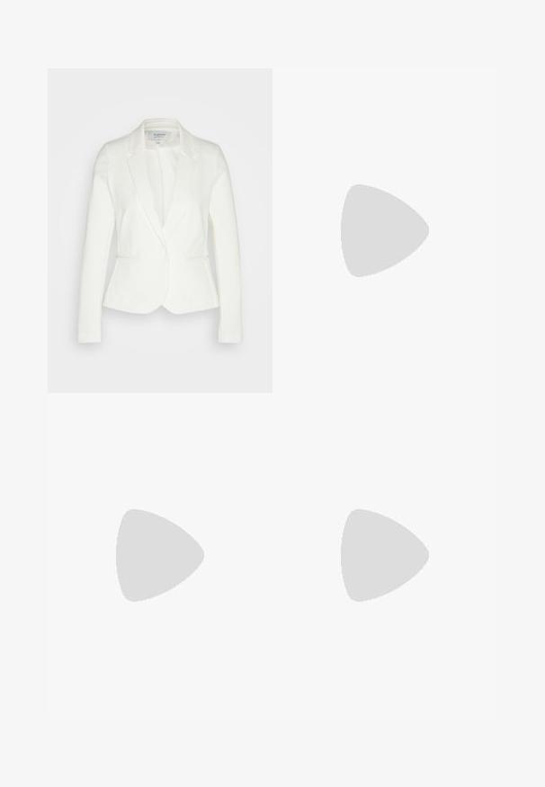 Giacca bianca aderente in morbido tessuto, con chiusura a un bottone, rever a fazzoletto e due tasche frontali. Texture liscia e forma sartoriale.; Abito estivo crema con vita arricciata e spalline, decorato con stampe colorate di sole, conchiglie, granchi, limoni e a tema spiaggia.; Sandali con tacco a blocco di colore crema, con cinturini attorcigliati e una suola piatta. Materiale sintetico liscio con finitura opaca.; Borsa a tracolla in finta pelle grigia chiara con catena dorata, con chiusura a forma di V e dettaglio con frange. Texture liscia, forma rettangolare.; Collana con catena color oro che presenta un pendente a forma di fiore con un centro traslucido. Link delicati e chiusura a moschettone.