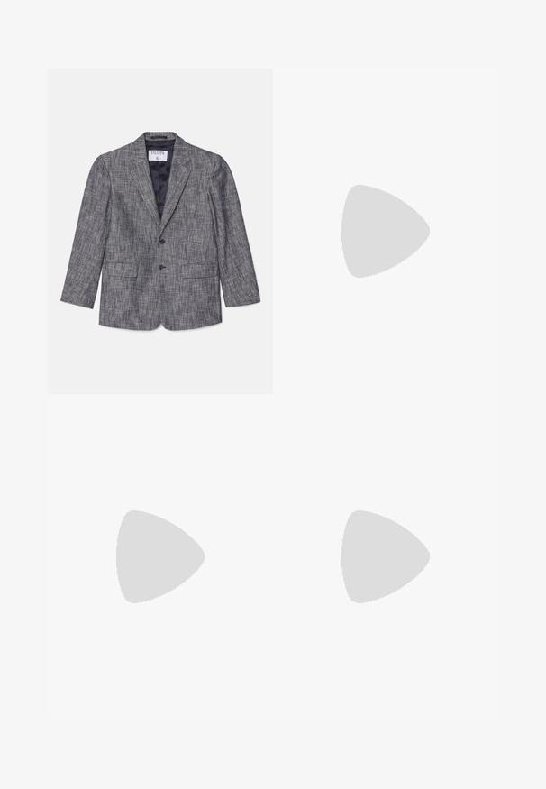 Grå skræddersyet blazer med et struktureret stof, en enkeltklaps design, to knapper og reverskraver. Har to forlommer og en marineblå foring.; Hvid bomulds t-shirt med rund hals og korte ærmer, præsenteret i et afslappet fit og minimalistisk design. Etiketten er synlig ved halsen.; Sorte skræddersyede bukser lavet af et glat stof, med et lige ben-design og to sidelommer. Elegant og minimalistisk konstruktion.; Sort læderballetsko med rund tå, glat tekstur, minimal syning og et fleksibelt såldesign.