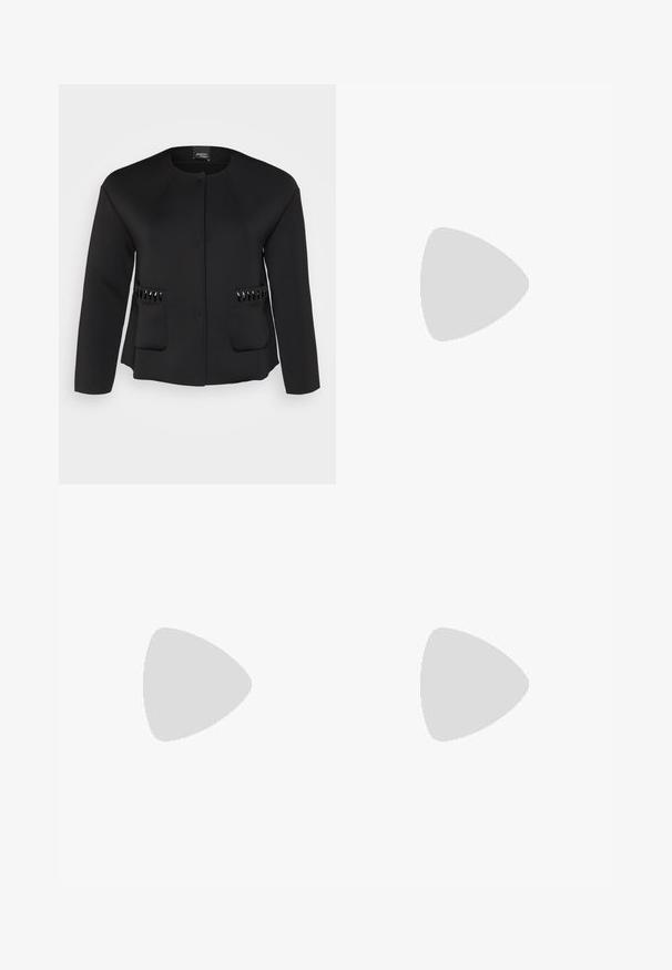 Zwarte jas van gladde stof, met een ronde halslijn, twee voorzakken en glanzende zwarte accenten op de zakken.; Witte blouse met lange mouwen en een button-down kraag, met een rechte snit, iets oversized pasvorm en een knoopsluiting aan de voorkant. Soepele katoenen stof.; Zwarte op maat gemaakte broek met een slim fit ontwerp, een gladde textuur en een knoopsluiting bij de taille. Enkel-lengte snit met minimale details.; Stuart Weitzman ARABELLA MARY JANE - Ballerina's - black