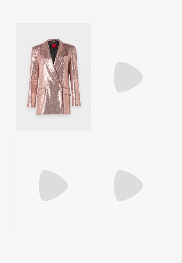 HUGO AKESI - Blézer - light/pastel pink; Fehér, rövid ujjú póló, amelyen egy virágmintás háromszög grafika látható, csillogó részletekkel és aranyszínű szöveggel a középpontban.; Világoskék, laza szabású farmernadrág, bal térdén kopott résszel, öt zsebes dizájnnal és övhurkokkal.; Fekete magas sarkú szandálok vékony pántokkal, csomózott mintával, sima négyzetes orral és karcsú stiletto sarkal rendelkeznek.; Világosszürke fémes kézitáska lánc pánttal, kis kör alakú fém kifinomult díszítéssel és háromszög alakú márkagéppel.; Ezüst karika fülbevalók sima, fényes felülettel. Lekerekített forma, könnyű kialakítással, tűs zárómechanizmussal.