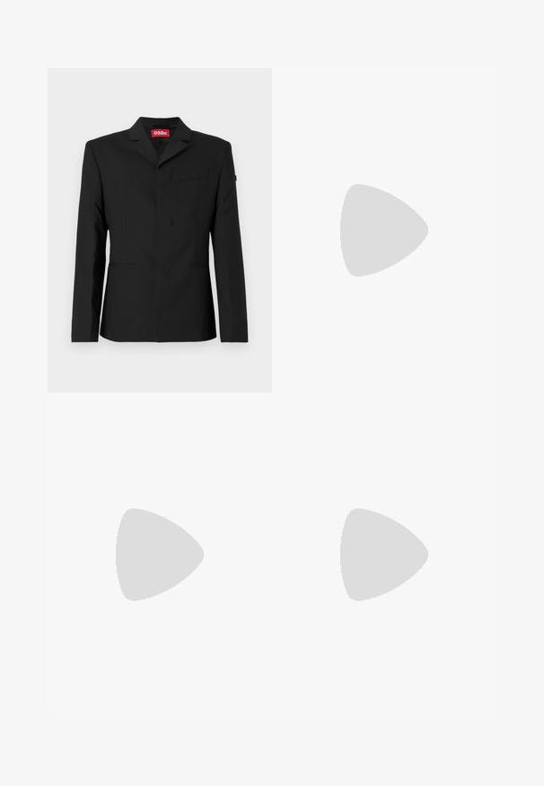 Blazer nero realizzato in tessuto morbido, presenta un rever a forma di V, chiusura con un bottone singolo e una tasca sul petto con tasche laterali. Etichetta del marchio rossa all'interno.; T-shirt nera in cotone con scollo rotondo, maniche corte e un'etichetta bianca rettangolare con numeri e un design grafico.; Pantaloni neri a gamba larga realizzati in un tessuto morbido. Presentano una vita elastica, una texture liscia e un design semplice e moderno senza motivi.; Scarpa nera in pelle senza lacci con punta arrotondata, tacco basso a blocco e una fascia anteriore. Texture liscia con un sottile dettaglio del logo sulla fascia.